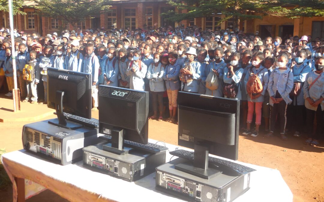 Les écoles d’Antsirabe reçoivent aussi des ordinateurs complets