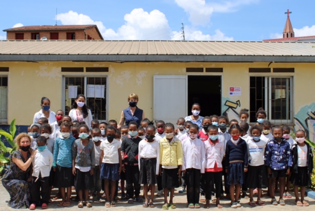 Visite de travail d'Isabelle Berro-Amadeï à Madagascar. Avec les enfants bénéficiaires du GRET