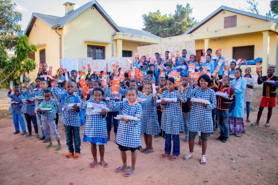 Visite et remise de fourniture scolaire chez l’Association SEKOOL Madagascar