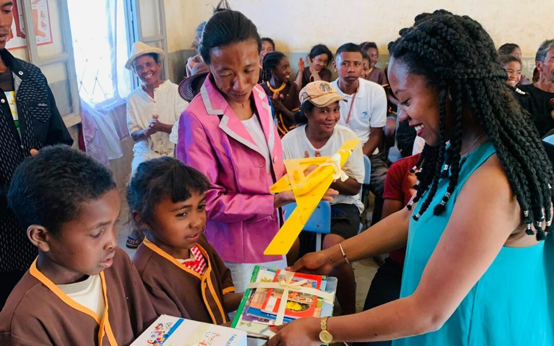 Visite et remise de matériels pédagogiques à l’EPP Ambatomboro dans le cadre du micro-appuis avec l’Association Zohy Sera